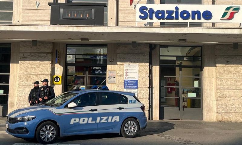 Arrestato in flagranza mentre spaccia due dosi di crack