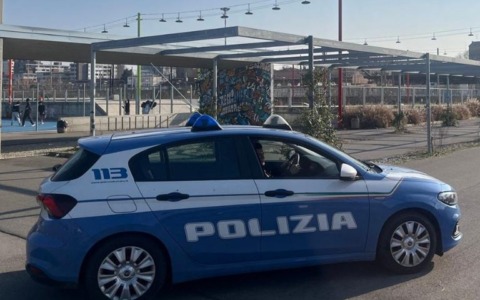A passeggio per  Piazzale Europa con in mano diversi coltelli