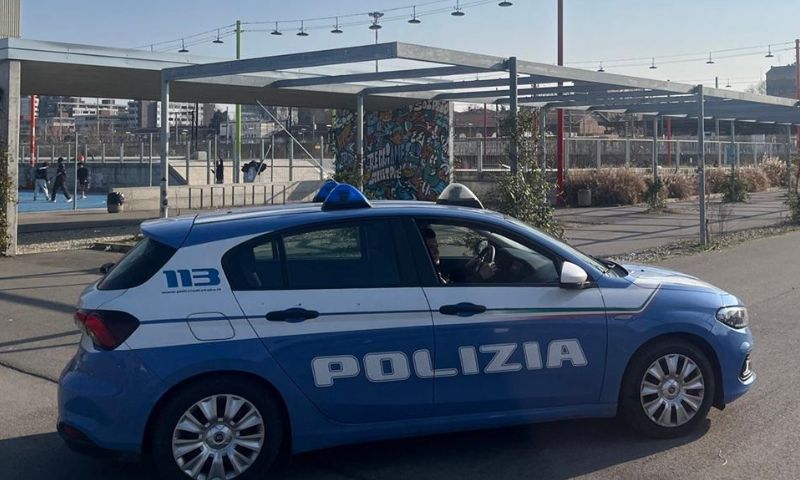 A passeggio per  Piazzale Europa con in mano diversi coltelli