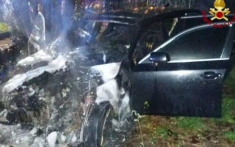 Auto a fuoco nella notte: probabile il gesto doloso