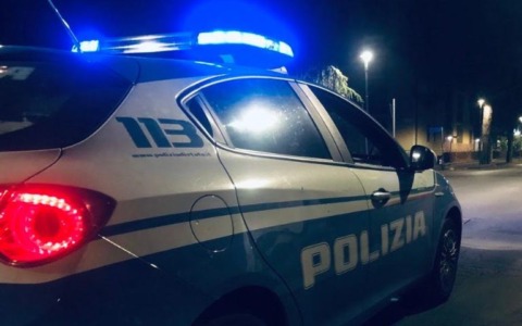 Tenta di rubare all’interno di un’auto ma viene scoperto dalla Polizia di Stato