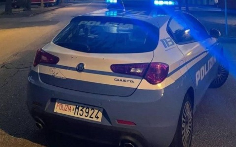 Gli devono mettere il braccialetto elettronico ma lui si rende irreperibile