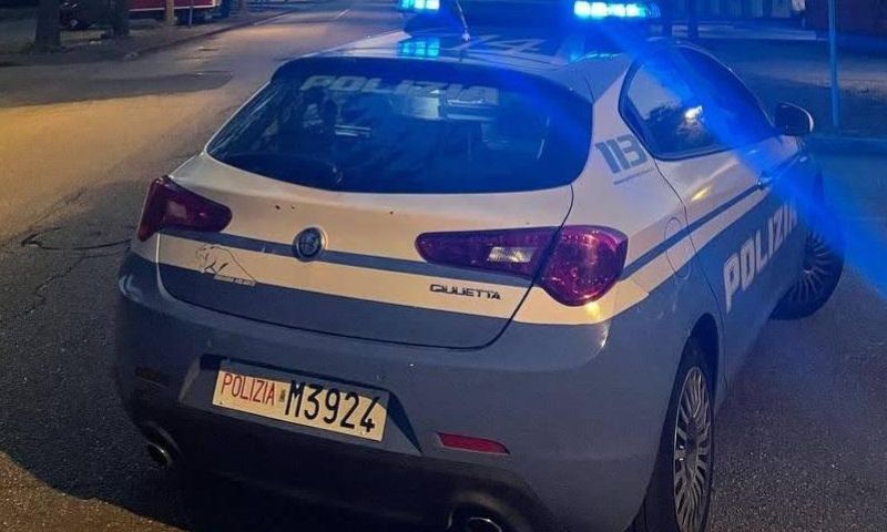 Gli devono mettere il braccialetto elettronico ma lui si rende irreperibile