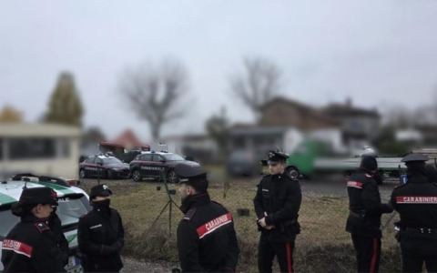 Blitz in un campo nomadi: diversi allacciamenti abusivi