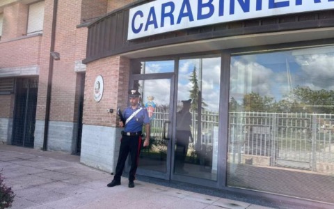 Disturba i clienti di un bar e poi strattona i carabinieri