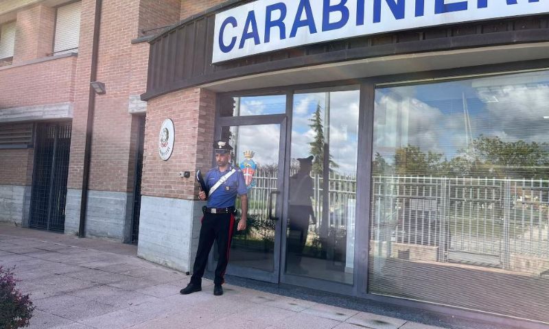 Disturba i clienti di un bar e poi strattona i carabinieri