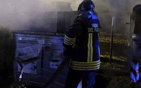 Ancora cassonetti bruciati: in un mese ne sono già stati distrutti una quarantina
