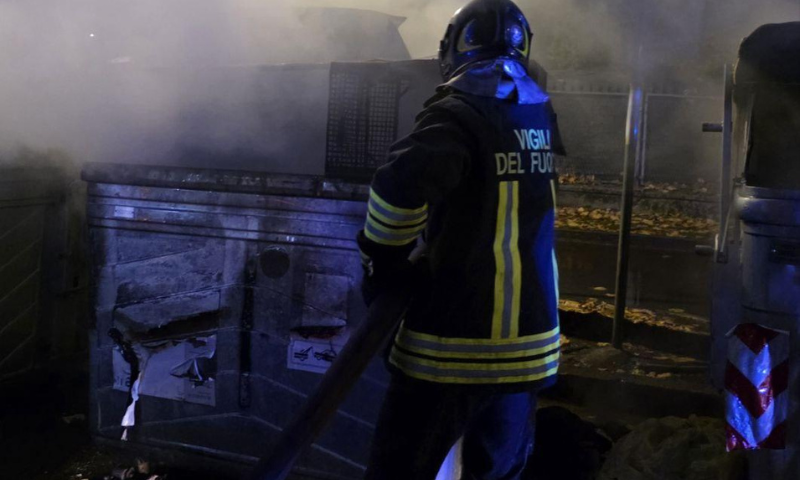 Ancora cassonetti bruciati: in un mese ne sono già stati distrutti una quarantina