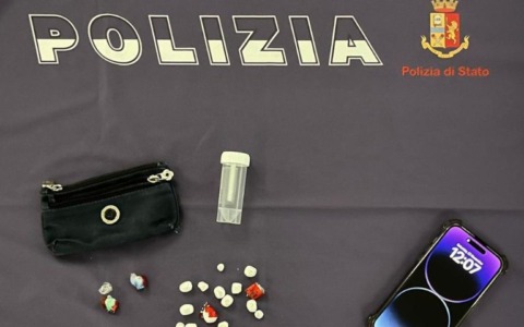 Conservava sostanza stupefacente nella camera da letto