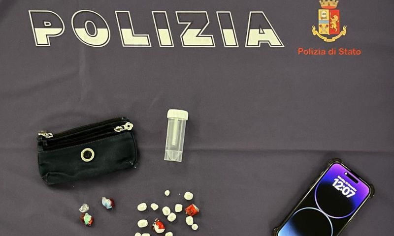 Conservava sostanza stupefacente nella camera da letto