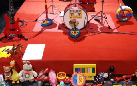 Arriva a Reggio l’Orchesta che suona solamente strumenti giocattolo