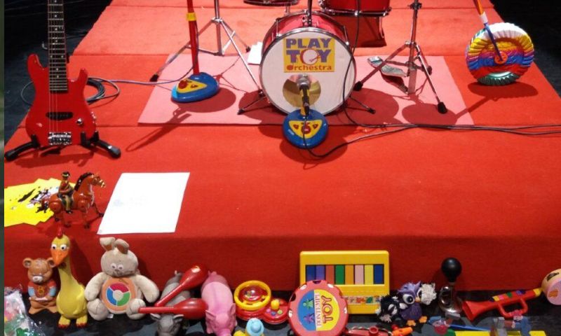 Arriva a Reggio l’Orchesta che suona solamente strumenti giocattolo