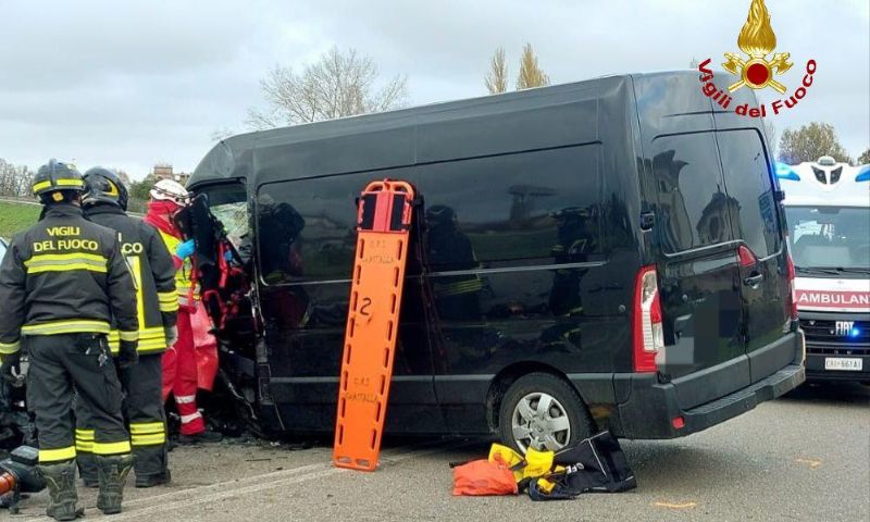 Scontro tra due mezzi: resta ferita una ragazza di 12 anni