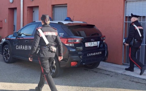 Chiedono di ascoltare della musica con il cellulare, ma glielo rubano e fuggono