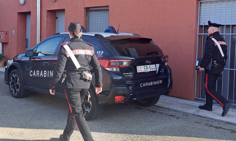 Chiedono di ascoltare della musica con il cellulare, ma glielo rubano e fuggono