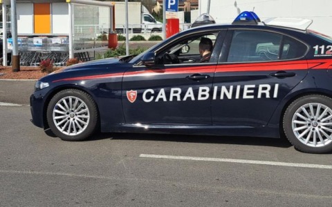 Con un pugnale nel parcheggio del supermercato