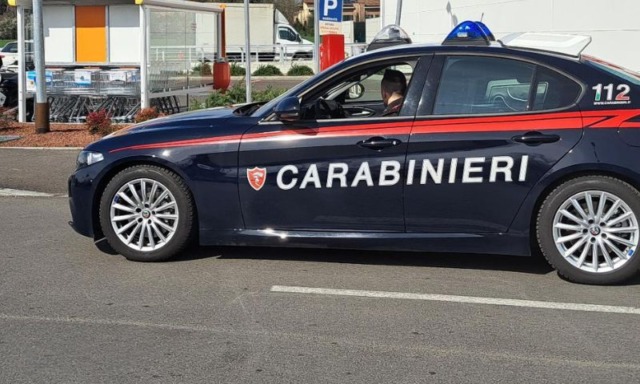 Con un pugnale nel parcheggio del supermercato