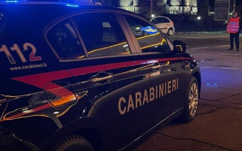 Furiosa rissa tra due gruppi di giovani con feriti