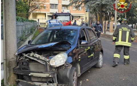 Con l’auto finisce contro un palo in cemento: morta la conducente