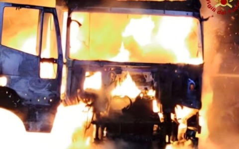 Trattore distrutto dalle fiamme