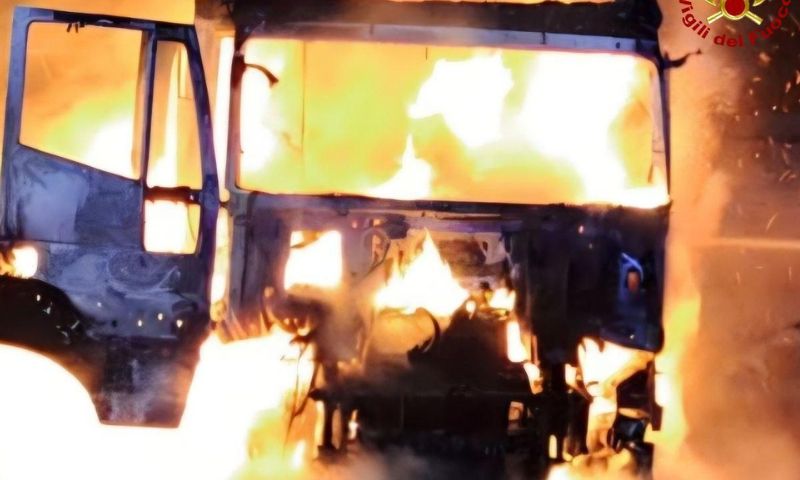 Trattore distrutto dalle fiamme