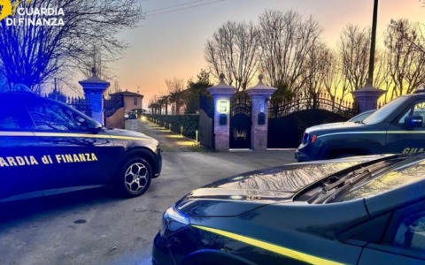 Ha un tenore di vita troppo elevato rispetto a quanto denuncia: finanzieri sequestrano a imprenditore già in carcere beni per oltre 1 milione di euro