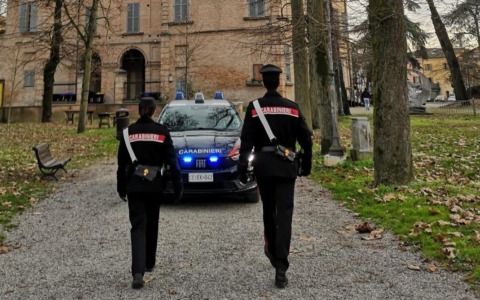 Prima la distraggono poi le svuotano il conto corrente