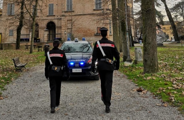 Prima la distraggono poi le svuotano il conto corrente