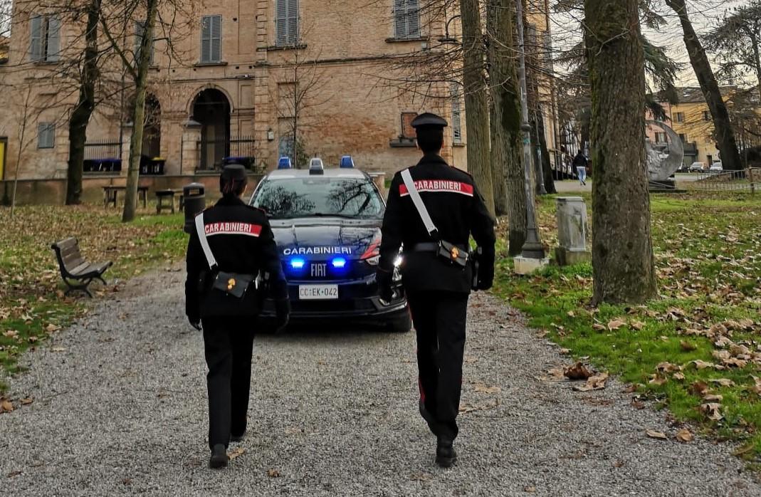 Prima la distraggono poi le svuotano il conto corrente