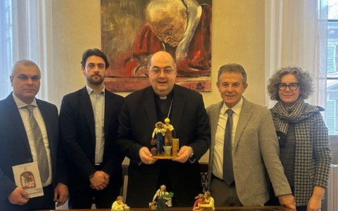 Una statuina del presepe per l’Arcivescovo di Reggio