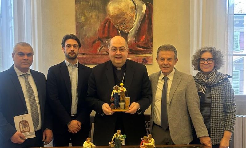 Una statuina del presepe per l’Arcivescovo di Reggio