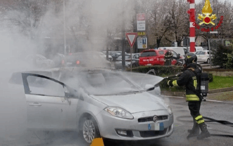 A fuoco un’auto mentre è in marcia in via dei Gonzaga