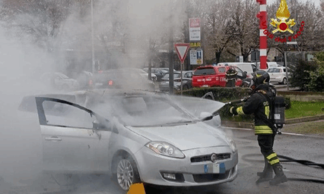 A fuoco un’auto mentre è in marcia in via dei Gonzaga