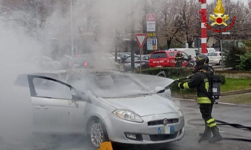 A fuoco un’auto mentre è in marcia in via dei Gonzaga