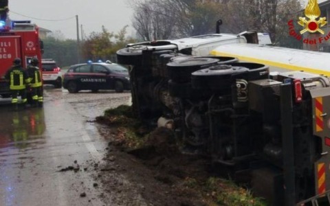 Camion esce di strada e si ribalta