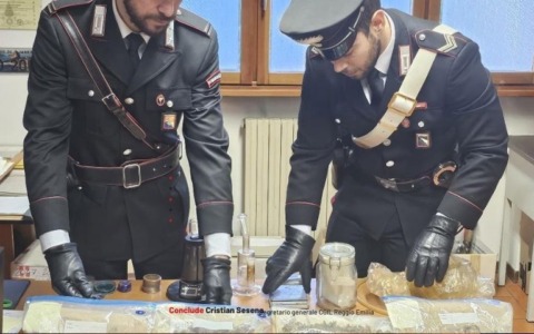 Trovato con droga e materiale per pesare la sostanza stupefacente