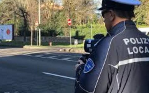 Si masturba davanti ad alcuni minori al Parco del Liofante di Salvaterra