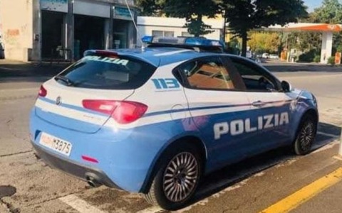 Guida un’auto con patente falsa e con sostanza stupefacente