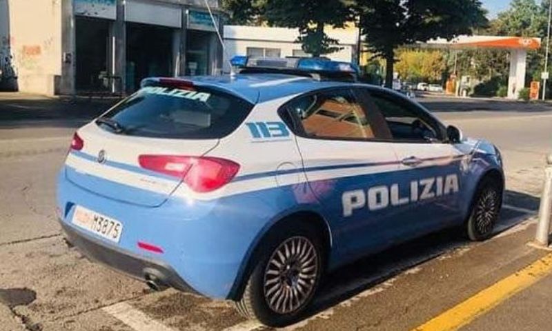 Guida un’auto con patente falsa e con sostanza stupefacente