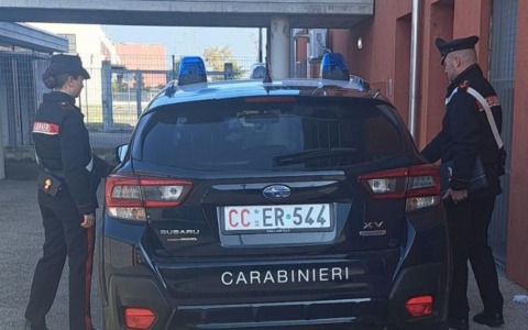 Fidanzato, prima di dirle addio con un biglietto, esegue due prelievi dal suo conto corrente mentre lei dorme