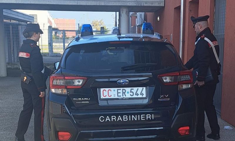 Fidanzato, prima di dirle addio con un biglietto, esegue due prelievi dal suo conto corrente mentre lei dorme