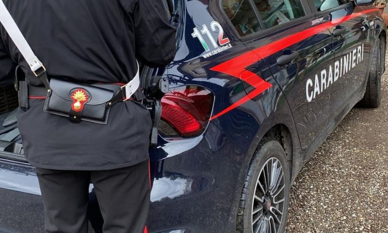 Ubriaco crea caos nel pieno centro di Casina ed inizia a picchiare due persone
