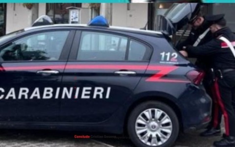 Tracce di sangue sulla vetrata spaccata e frammenti di vetro nei piedi: i Carabinieri incastrano il ladro “ferito”