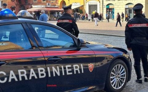 Ubriaco provoca scompiglio in un esercizio pubblico ed insulta i carabinieri