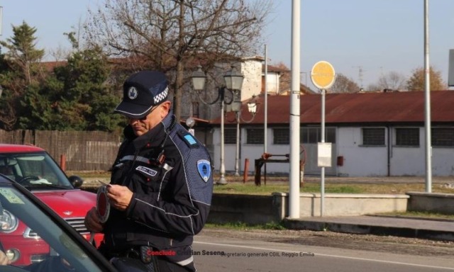 Investe un ciclista e fugge , intercettato e denunciato dalla Polizia locale