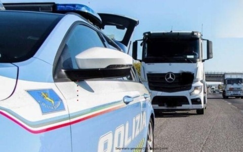 La Polizia Stradale ritrova un semirimorchio rubato sull’A1: denunciato 58enne dalla Polizia di Stato