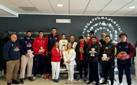 Peluche in dono ai piccoli ricoverati nella Pediatria del Sant’Anna