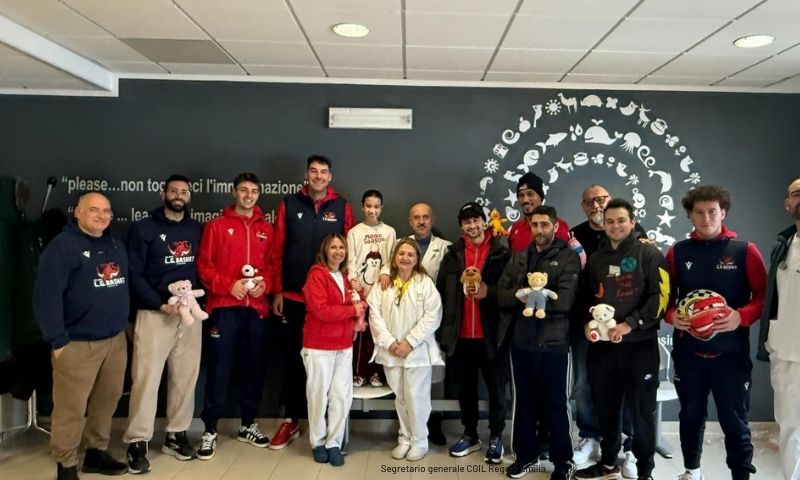 Peluche in dono ai piccoli ricoverati nella Pediatria del Sant’Anna