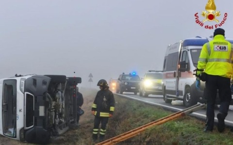 Furgone si ribalta su un fianco: ferite tre persone