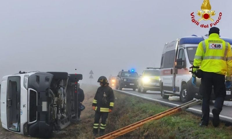 Furgone si ribalta su un fianco: ferite tre persone